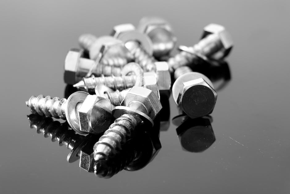 Image of different types and sizes of screws arranged in an organized manner representing the topic of the text