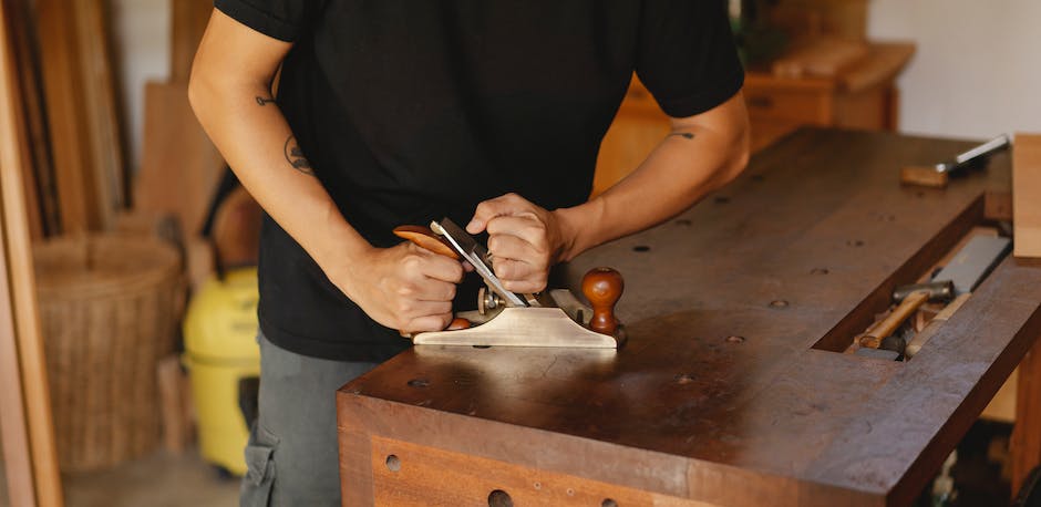 Image of a hand wood planer with its blades properly sharpened and secured, ready for use.
